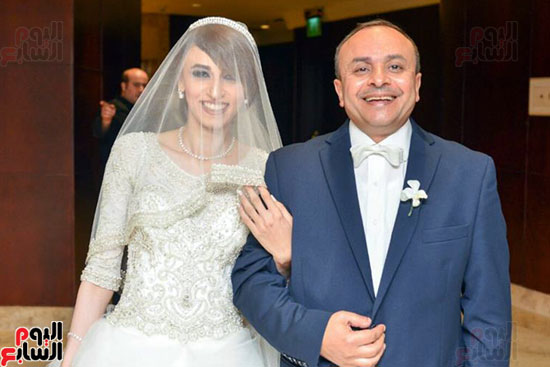  تامر حسنى يفاجئ ابنة الشهيد مصطفى إبراهيم الخطيب فى حفل زفافها (7)