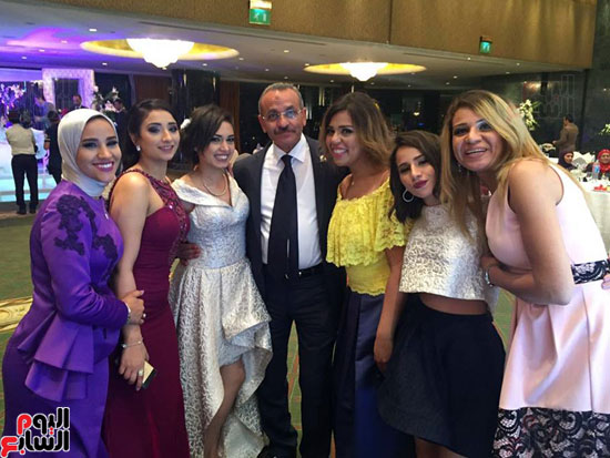  تامر حسنى يفاجئ ابنة الشهيد مصطفى إبراهيم الخطيب فى حفل زفافها (16)