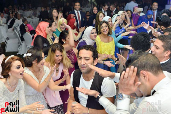 تامر حسنى يفاجئ ابنة الشهيد مصطفى إبراهيم الخطيب فى حفل زفافها (20)