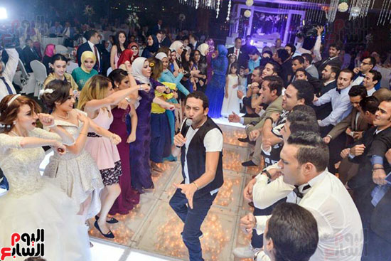  تامر حسنى يفاجئ ابنة الشهيد مصطفى إبراهيم الخطيب فى حفل زفافها (21)