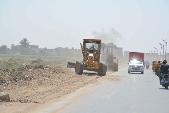 محافظ المنيا يتفقد أعمال الرصف والتشجير بمدخل قرية تلة (2)