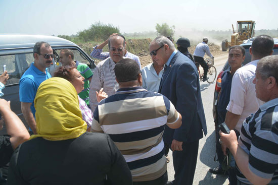 محافظ المنيا يتفقد أعمال الرصف والتشجير بمدخل قرية تلة (3)