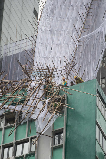 1الإعصار نيدا يتسبب فى إلغاء 150 رحلة جوية فى هونج كونج  (4)