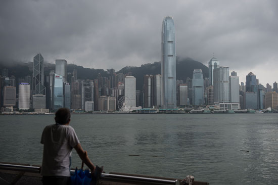 1الإعصار نيدا يتسبب فى إلغاء 150 رحلة جوية فى هونج كونج  (6)
