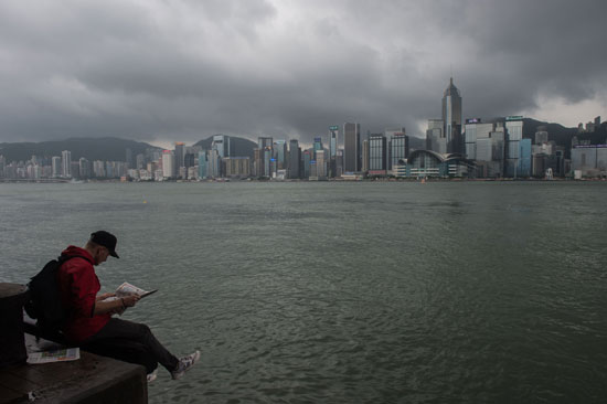 1الإعصار نيدا يتسبب فى إلغاء 150 رحلة جوية فى هونج كونج  (7)