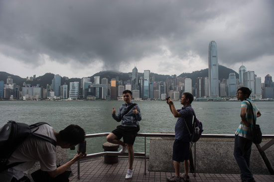 1الإعصار نيدا يتسبب فى إلغاء 150 رحلة جوية فى هونج كونج  (9)