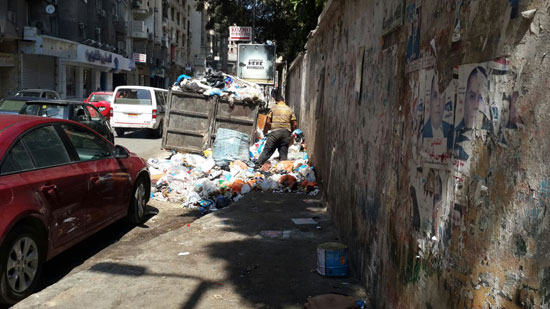 انتشار القمامة وإنارة أعمدة الكهرباء نهارا بالإسكندرية (1)