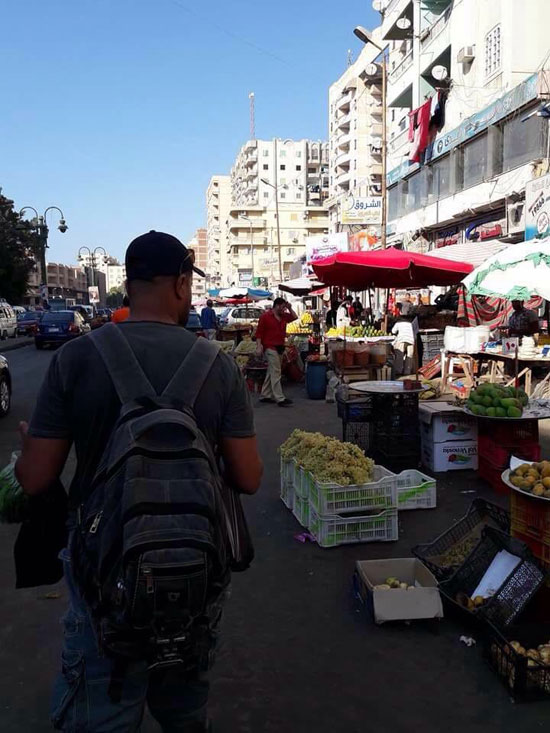 بالصور الباعة فى سوق الهانوفيل بـ العجمى يحتلون الشارع الرئيسى اليوم السابع