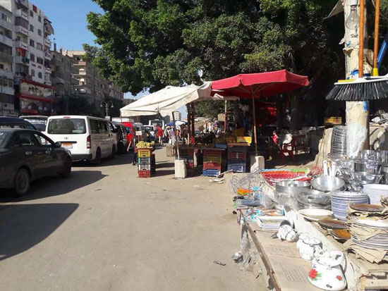 بالصور الباعة فى سوق الهانوفيل بـ العجمى يحتلون الشارع الرئيسى اليوم السابع