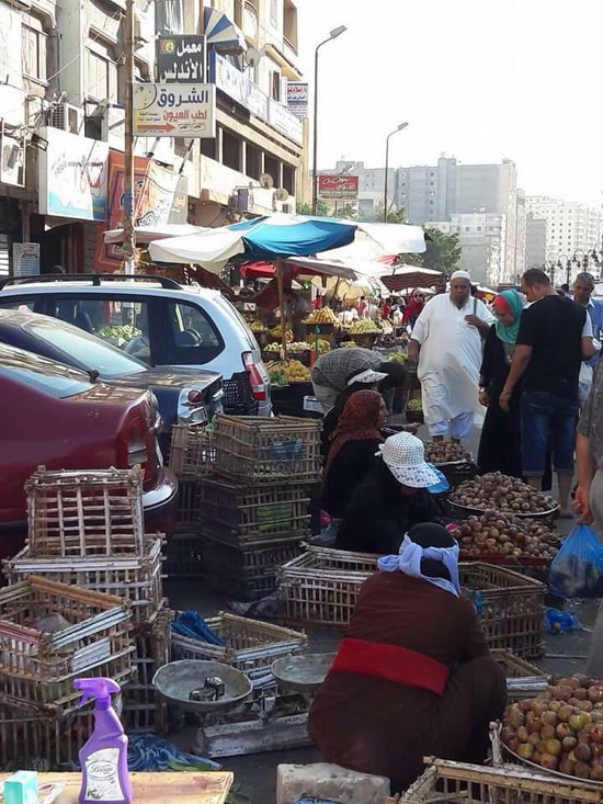 بالصور الباعة فى سوق الهانوفيل بـ العجمى يحتلون الشارع الرئيسى اليوم السابع