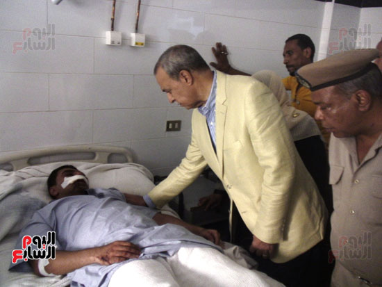 محافظ قنا يزور مصابى حادث طريق سوهاج الصحراوى بالمستشفى للاطمئنان عليهم (2)