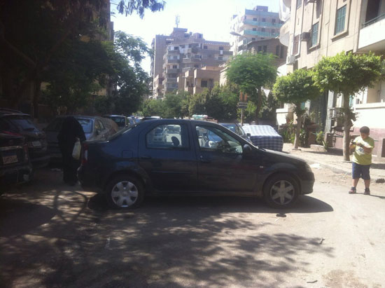 إغلاق قائد سيارة شارعا فرعيا فى حدائق القبة  (1)