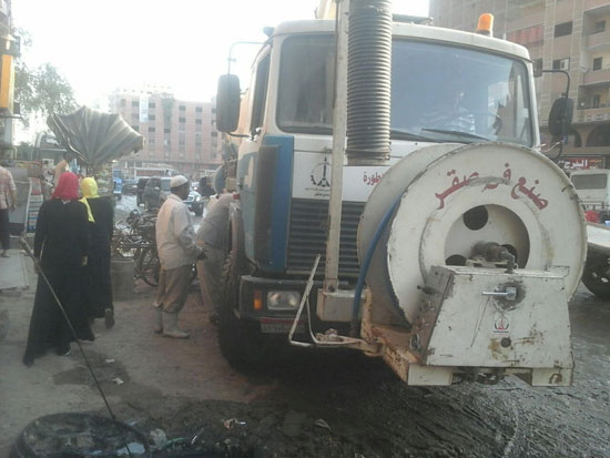 جنوب القاهرة تدفع بسيارات لحل مشكلة منطقتى منطى وأم بيومى (1)