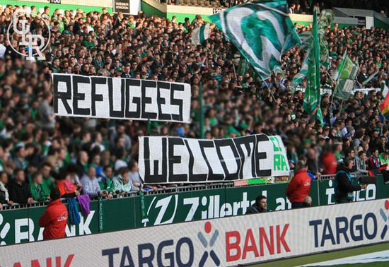  المشجعين الألمان يرفعون لافتات التضامن -اليوم السابع -9 -2015