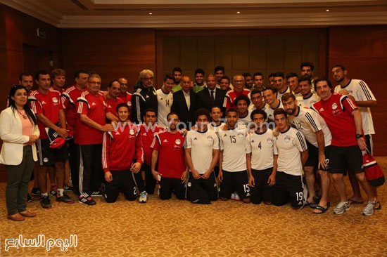 وزير الرياضة يلتقط صورة تذكارية مع المنتخب الأول -اليوم السابع -9 -2015