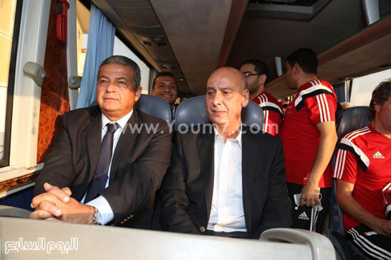 وزير الرياضة مع حسن فريد فى أتوبيس اللاعبين -اليوم السابع -9 -2015