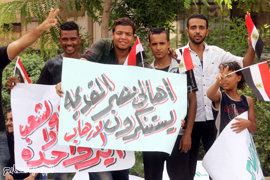 أهالى مصر القديمة يحملون لافتات ضد التظاهرات -اليوم السابع -9 -2015