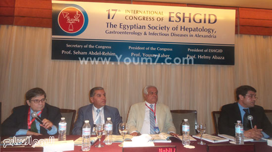 الدكتور يسرى طاهر على الجهة اليسرى خلال المؤتمر -اليوم السابع -9 -2015