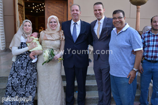  العروسان برفقة الأهل -اليوم السابع -9 -2015