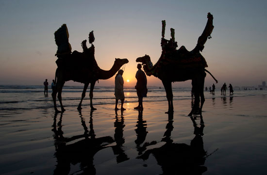 مجموعة من الأشخاص يتمتعون بأمسية على شاطئ كليفتون فى كراتشى – باكستان  -اليوم السابع -9 -2015