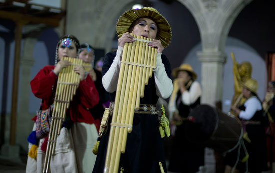  مجموعة من الأشخاص يعزفون على آلة sikus والطبول خلال مهرجان الموسيقى التقليدية فى بوليفيا  -اليوم السابع -9 -2015