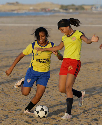  فتيات يلعبن كرة القدم على أحد الشواطئ فى Manaure – كولومبيا  -اليوم السابع -9 -2015