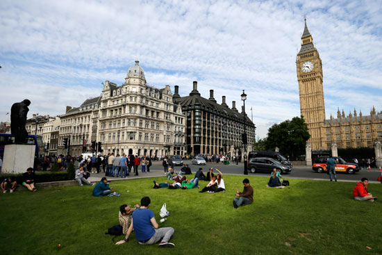  مجموعة من الأشخاص يسترخون فى ساحة البرلمان البريطانى فى العاصمة لندن  -اليوم السابع -9 -2015