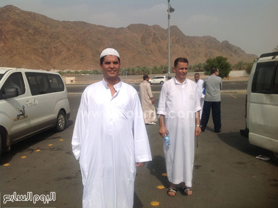 	الزميلان محمد عبد الفتاح ومحمد هاشم أمام جبل أحد ‎ -اليوم السابع -9 -2015