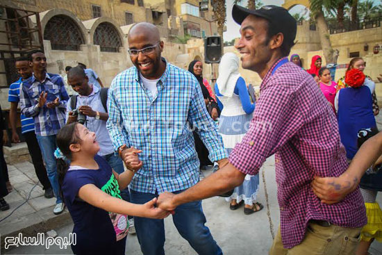 علاء وحمادة ورقصة مع إحدى الأطفال -اليوم السابع -9 -2015