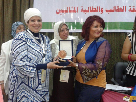 الفنانة وفاء الحكيم تسلم أحد الجوائز -اليوم السابع -9 -2015