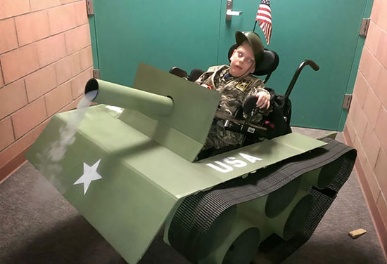 أب حول كرسى الإعاقة لابنه المشلول إلى شكل دبابة ليجعله سعيدًا وسط زملائه فى حفلة المدرسة التنكرية -اليوم السابع -9 -2015