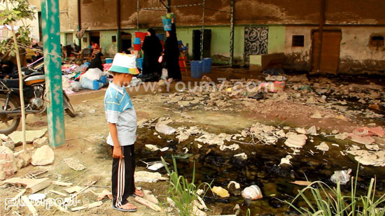 طفل ينظر لمياه الصرف الصحى  -اليوم السابع -9 -2015