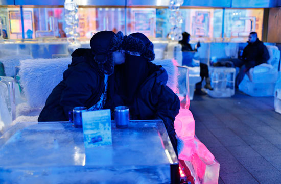 	عروسان يقبلان بعضهما فى أول مطعم من الجليد فى الشرق الأوسط عند درجة حرارة مئوية تبلغ 3 تحت الصفر -اليوم السابع -9 -2015