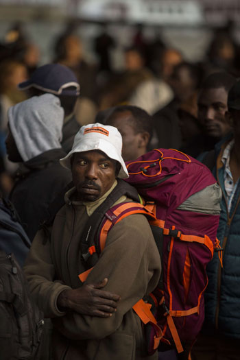 	كان رئيس الوزراء الفرنسى مانويل فالس قد أعلن أمس عن رصد مبلغ كبيرة لاستقبال اللاجئين والمشردين وذلك فى ضوء التزام فرنسا باستقبال 24 ألف لاجىء. -اليوم السابع -9 -2015