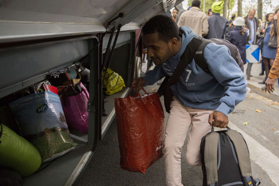 	يذكر أن قوات الأمن قامت بإزالة خيام المهاجرين كانت منصوبة فى قلب العاصمة باريس حيث تم نقل نحو 400 مهاجر على متن عشرات الحافلات لمراكز إيواء. -اليوم السابع -9 -2015