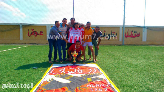الأهالى واللاعبون مع كأس البطولة -اليوم السابع -9 -2015