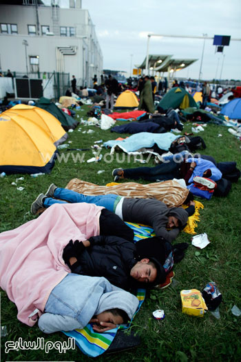  اللاجئون ينامون فى العراء على الحدود بين سلوفينيا وكرواتيا  -اليوم السابع -9 -2015
