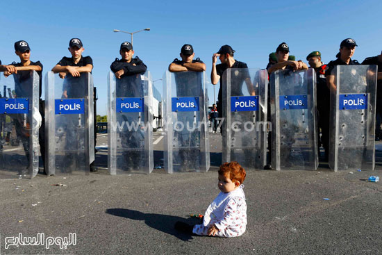  أحد الأطفال يجلس أمام قوات الأمن فى أدرنة التركية  -اليوم السابع -9 -2015