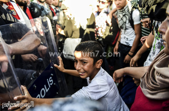  طفل يبكى محاولا فك السياج الأمنى -اليوم السابع -9 -2015