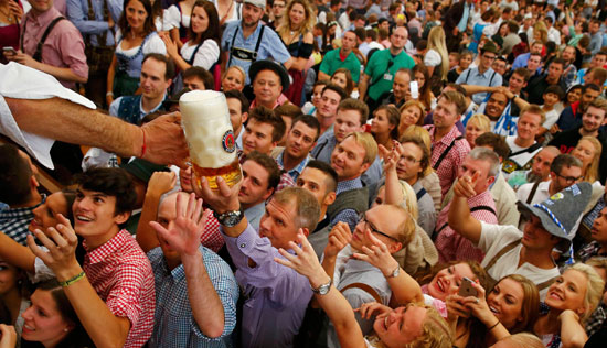 مشاركات لملايين الاشخاص في مهرجان اكتوبر فيست  -اليوم السابع -9 -2015