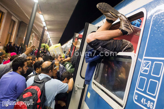  لاجئ سورى يقفز إلى القطار من إحدى نوافذه فى رحلة لا نهاية لها  -اليوم السابع -9 -2015