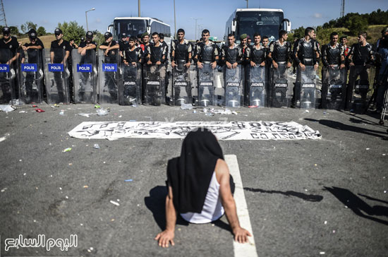 سورى يفترش الأرض فى وجه كردون الأمن -اليوم السابع -9 -2015