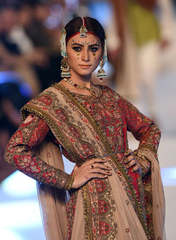 حملت الأزياء الطابع التراثى الباكستانى  -اليوم السابع -9 -2015