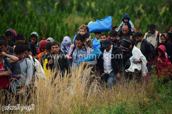 بدأت كرواتيا تواجه أزمة تدفق اللاجئين إليها من خلال نقل الآلاف منهم إلى حدودها مع المجر وهو ما عمل على خلق أزمة جديدة بين البلدين. -اليوم السابع -9 -2015