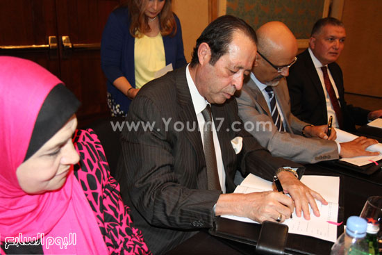  بدء توقيع العقد بين مصر للفنادق وشركة سفير -اليوم السابع -9 -2015