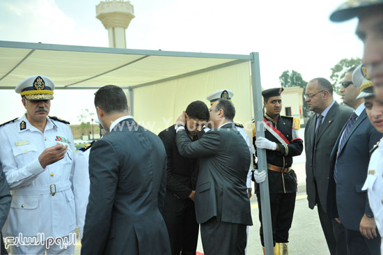 الوزير يقبل أحد أقارب الشهيد -اليوم السابع -9 -2015