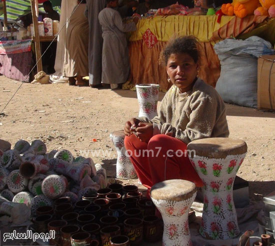 طفلة تبيع الطبول داخل مولد سيدى ابو الحسن الشاذلى  -اليوم السابع -9 -2015