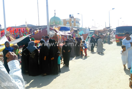 سيدات من الزوار خلال تجولهم لشراء مستلزمااتهم  -اليوم السابع -9 -2015