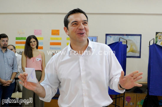 رئيس وزراء اليونان السابق alexis tsipras يدلى بصوته فى الانتخابات التشريعية باليونان -اليوم السابع -9 -2015