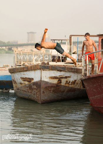 عراقيون يتدربون على السباحة وسط ازدهار بيع سترات النجاة للهجرة لأوروبا -اليوم السابع -9 -2015